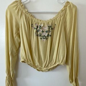 Cute top with flowey sleeves